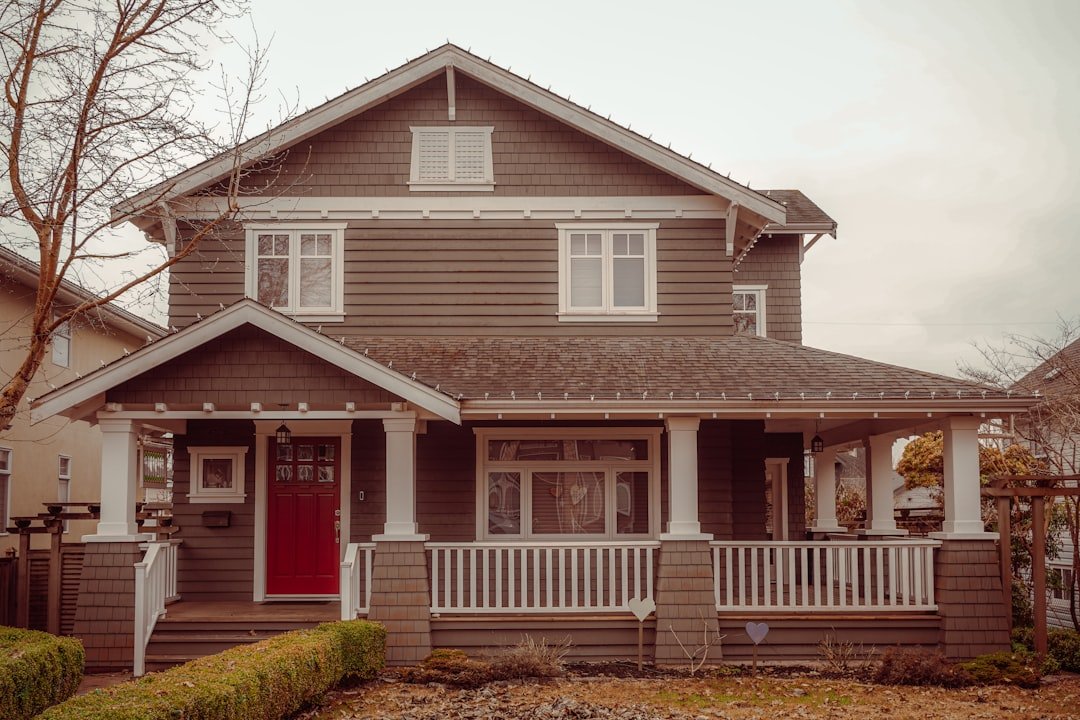 gallery-1 a-brown-house-with-white-trim-and-a-red-door-3pkyvabrwfu